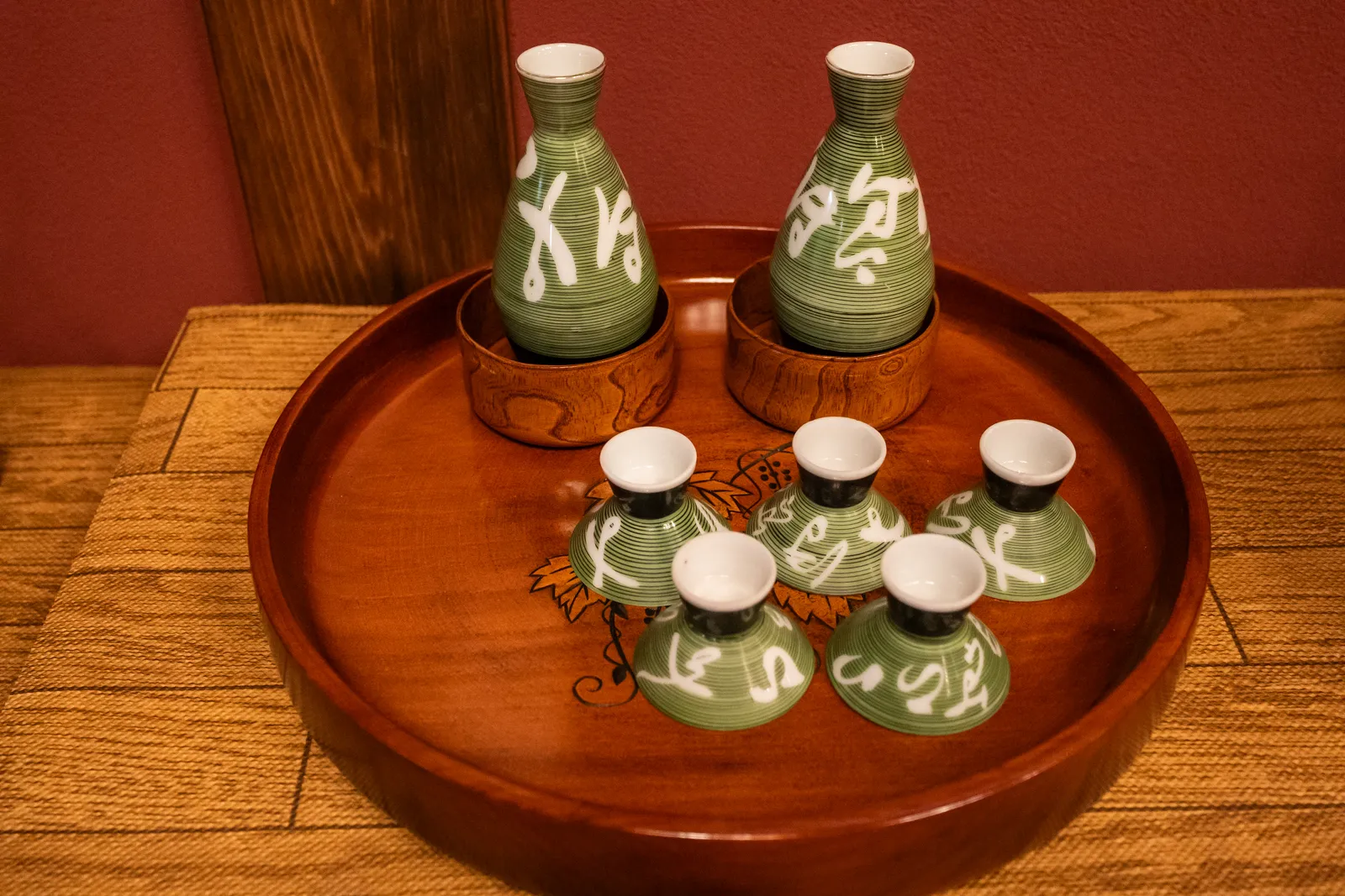 盆に並べられた徳利と杯