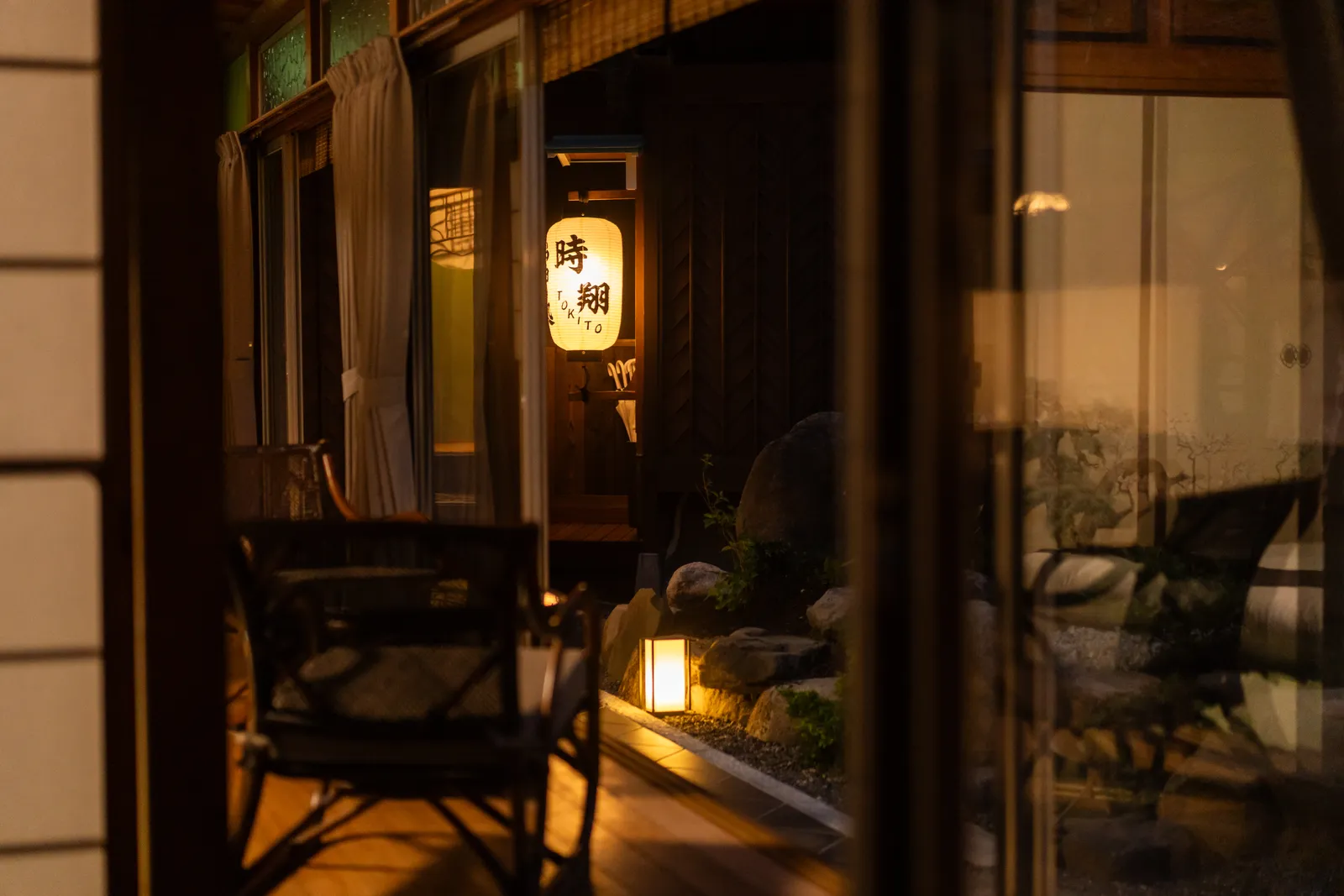 夜の路地に灯る「時翔」の提灯と、足元を照らす行灯