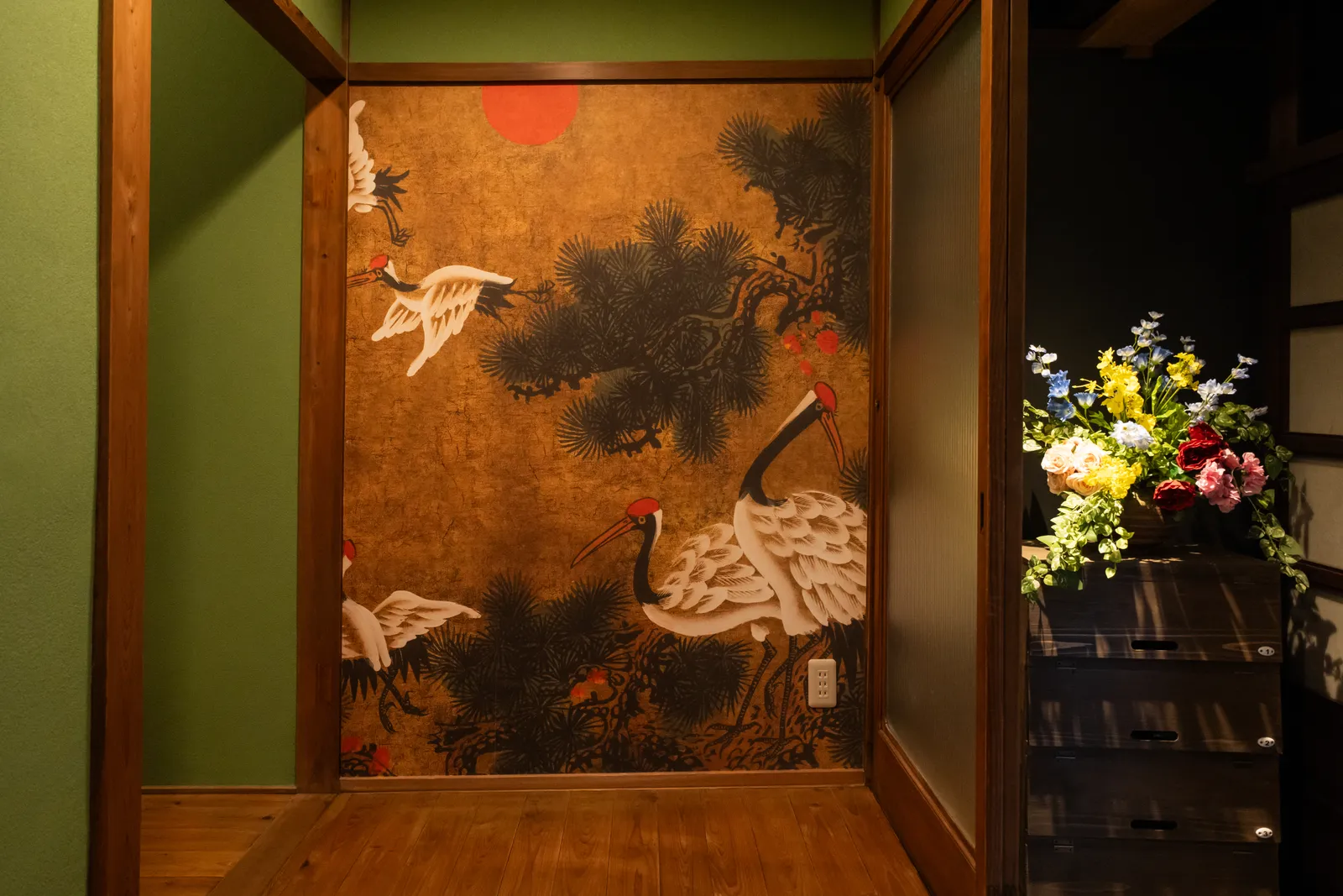 金地に鶴を描いた襖と、そばに生けられた花