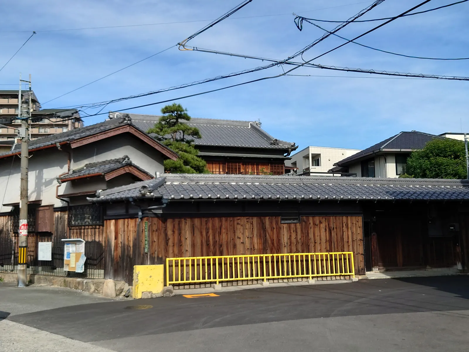 通りに面した板塀と瓦屋根。改修前の外まわり